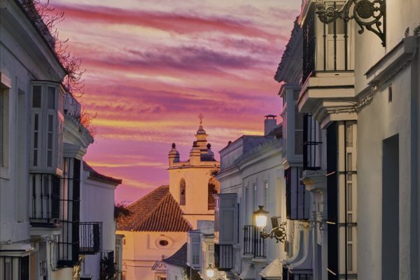 Las Noches Blancas de Medina Sidonia regresan este verano 2025 con visitas gratuitas a monumentos, observaciones astronómicas, microteatro, talleres y música en directo. Todos los viernes de julio y agosto, de 19:00 a 01:00 h.
